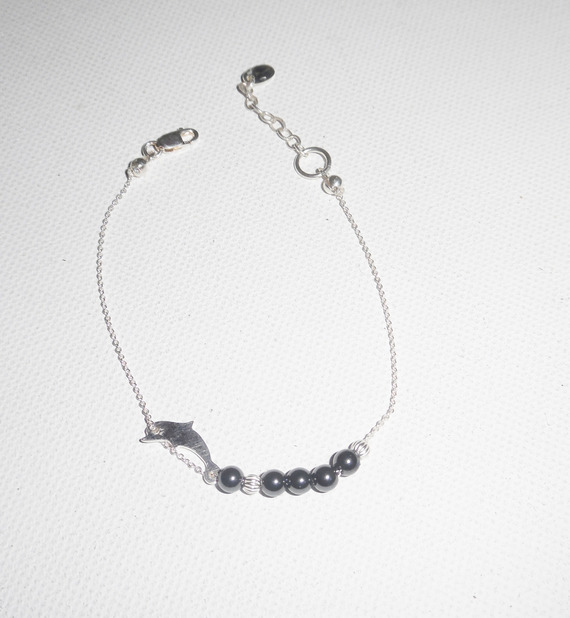 Bracelete original de contas de golfinhos e hematites em corrente de prata 925