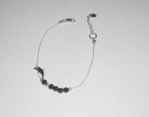 Bracelete original de contas de golfinhos e hematites em corrente de prata 925