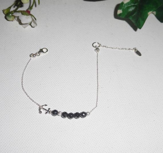 Pulseira original em tinta marinha e pequenas pérolas hematita numa corrente de prata 925