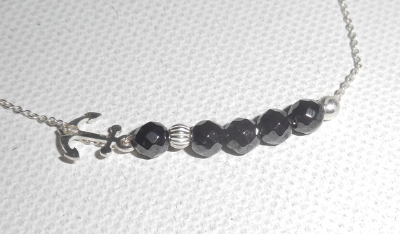 Pulseira original em tinta marinha e pequenas pérolas hematita numa corrente de prata 925