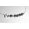 Pulseira original em tinta marinha e pequenas pérolas hematita numa corrente de prata 925