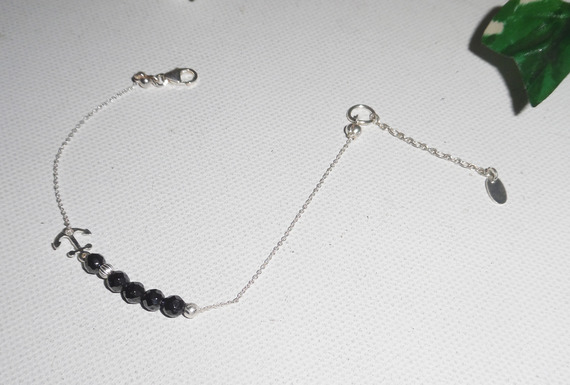 Pulseira original em tinta marinha e pequenas pérolas hematita numa corrente de prata 925