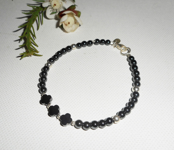 Pulseira original de flores e pequenas pedras em hematite com 925 tubos de prata