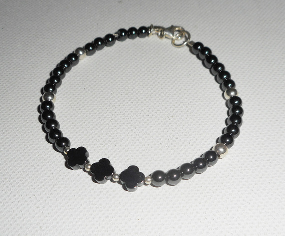 Pulseira original de flores e pequenas pedras em hematite com 925 tubos de prata