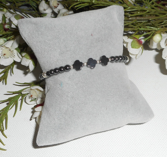 Pulseira original de flores e pequenas pedras em hematite com 925 tubos de prata