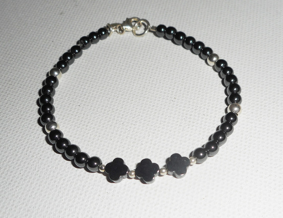 Pulseira original de flores e pequenas pedras em hematite com 925 tubos de prata