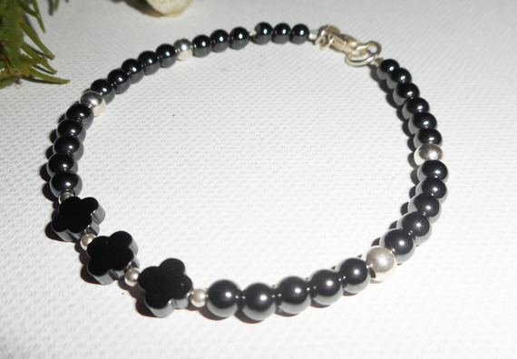 Pulseira original de flores e pequenas pedras em hematite com 925 tubos de prata