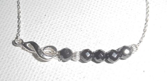 Nota musical original de bracelete e contas hematites em corrente de prata 925