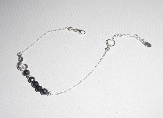 Nota musical original de bracelete e contas hematites em corrente de prata 925