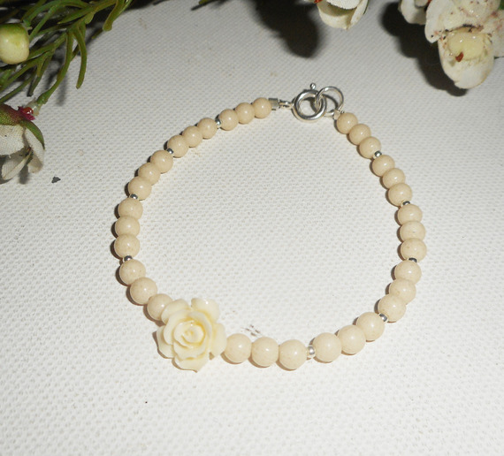 Pérolas e bracelete de rosa em gorgon em bruto sobre fecho de prata