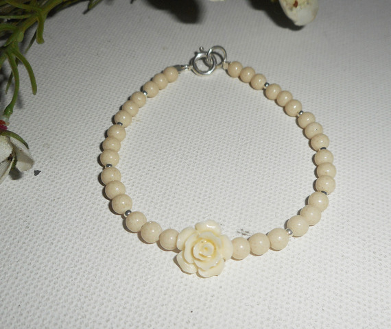 Pérolas e bracelete de rosa em gorgon em bruto sobre fecho de prata