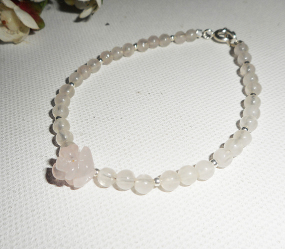 Bracelete de quartzo rosa e pérola sobre fecho de prata