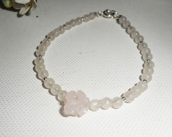 Bracelete de quartzo rosa e pérola sobre fecho de prata