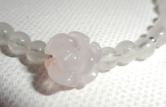 Bracelete de quartzo rosa e pérola sobre fecho de prata