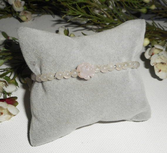 Bracelete de quartzo rosa e pérola sobre fecho de prata