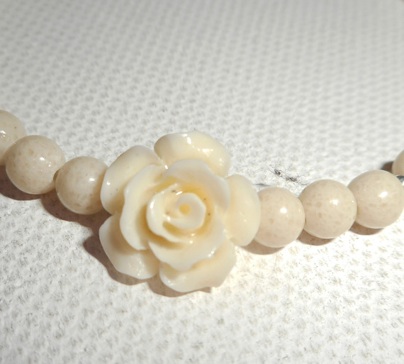 Pérolas e bracelete de rosa em gorgon em bruto sobre fecho de prata