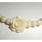 Pérolas e bracelete de rosa em gorgon em bruto sobre fecho de prata