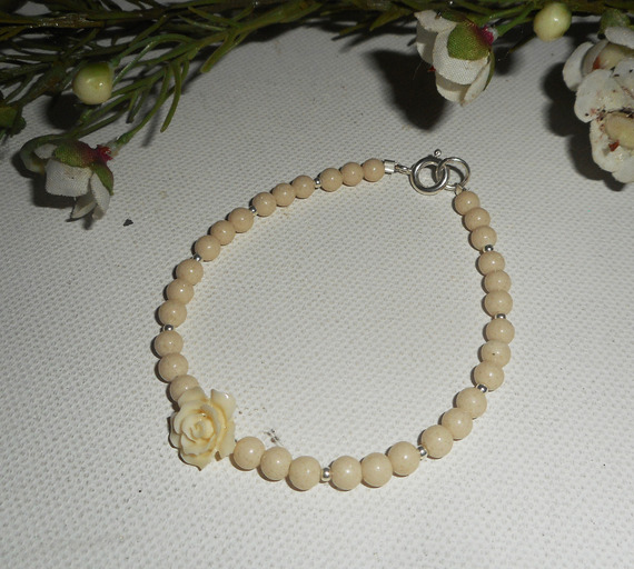 Pérolas e bracelete de rosa em gorgon em bruto sobre fecho de prata