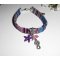 Pulseira de tecido colorido com cavalo marinho e borlas de estrela-do-mar roxas