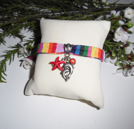 Pulseira de tecido colorido com borlas de golfinhos e estrelas-do-mar vermelhas