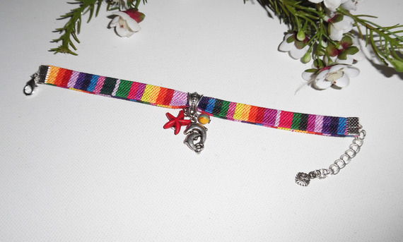 Pulseira de tecido colorido com borlas de golfinhos e estrelas-do-mar vermelhas