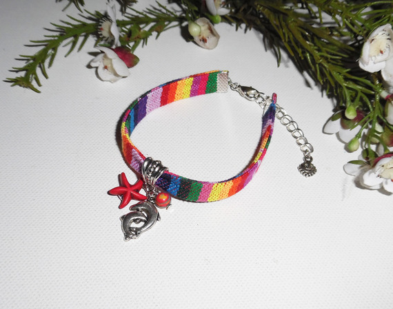 Pulseira de tecido colorido com borlas de golfinhos e estrelas-do-mar vermelhas
