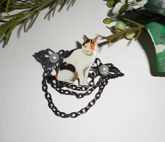 Pregadeira de gato com pérolas de esmalte e corrente negra