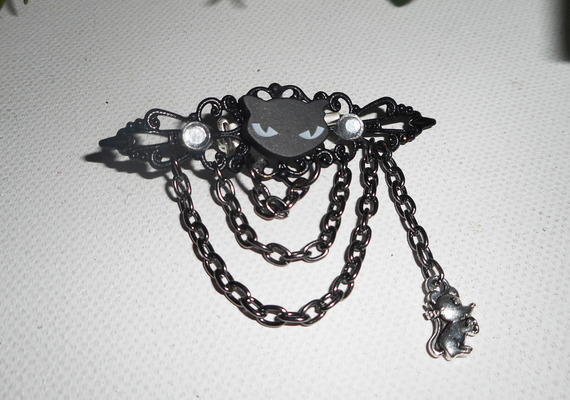 Broche de gato de resina preta com cristais de strass e corrente preta