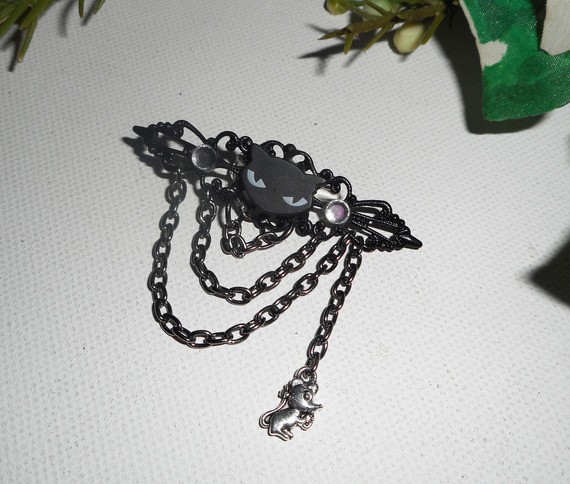 Broche de gato de resina preta com cristais de strass e corrente preta