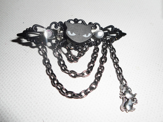 Broche de gato de resina preta com cristais de strass e corrente preta