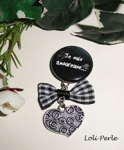 Broche de mensagem "I love you" com arco e gota de cristal
