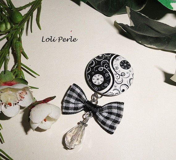Pregadeira de paz e amor com arco e gota de cristal