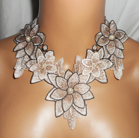 Colar de bordado com flores de marfim e pérolas de vidro