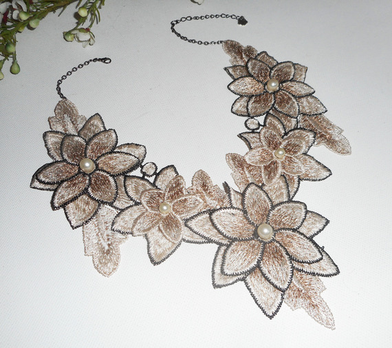 Colar de bordado com flores de marfim e pérolas de vidro