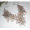 Colar de bordado com flores de marfim e pérolas de vidro