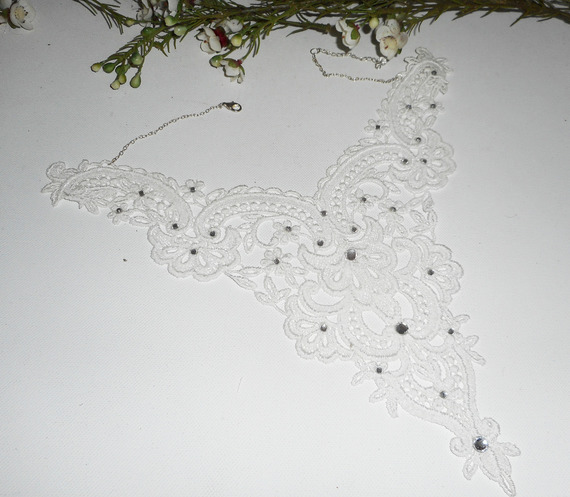 Colar de Renda Branca com desenho de Flor de Cristal Swarovski