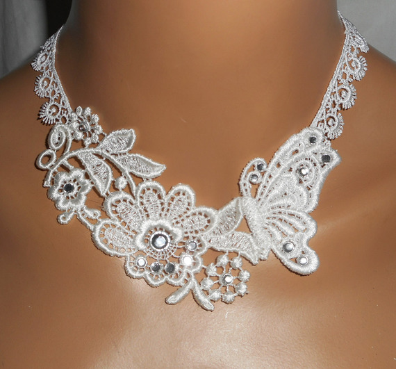 Colar de cerimónia de flores de renda branca e borboleta com cristal Swarovski e pérolas