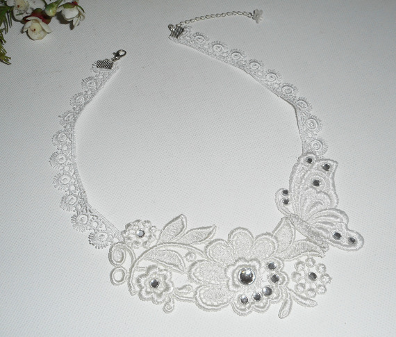 Colar de cerimónia de flores de renda branca e borboleta com cristal Swarovski e pérolas