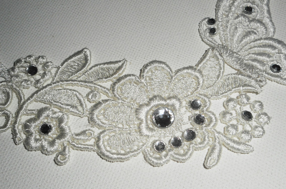 Colar de cerimónia de flores de renda branca e borboleta com cristal Swarovski e pérolas