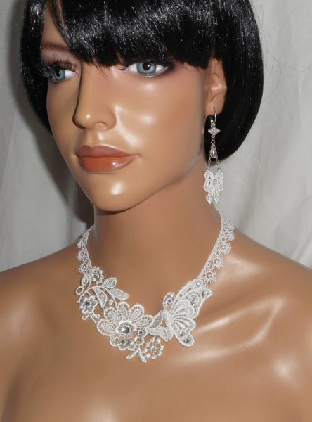 Colar de cerimónia de flores de renda branca e borboleta com cristal Swarovski e pérolas