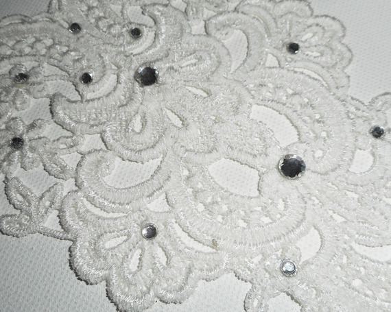 Colar de Renda Branca com desenho de Flor de Cristal Swarovski