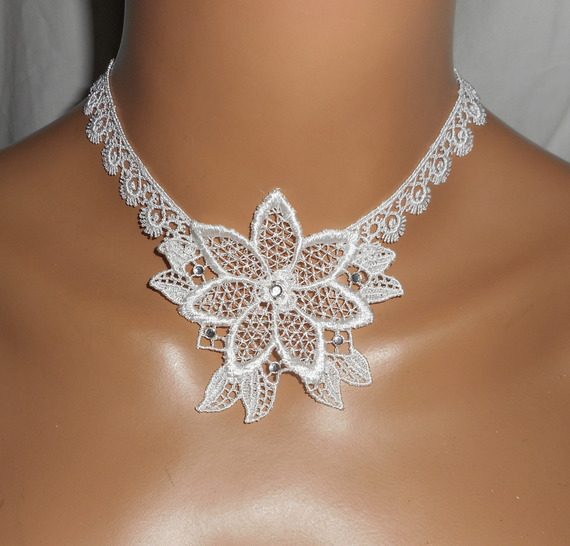 Colar de cerimónia de flores de rendas brancas com cristal Swarovski