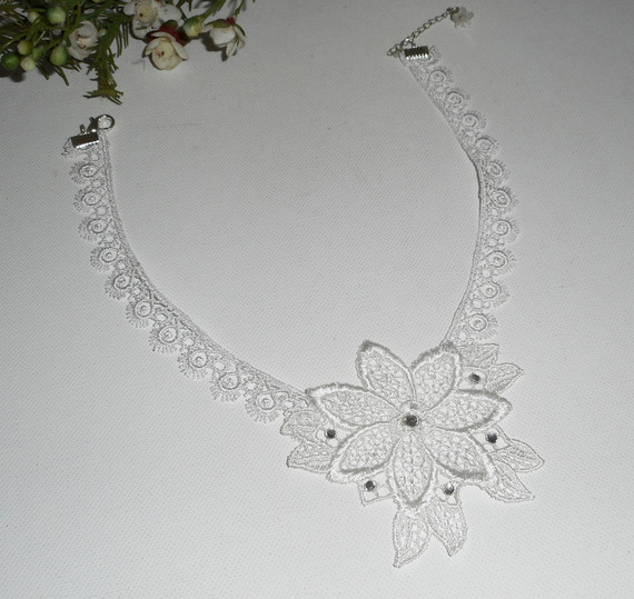 Colar de cerimónia de flores de rendas brancas com cristal Swarovski