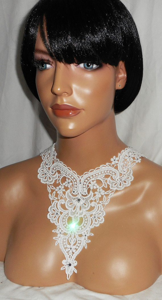 Colar de Renda Branca com desenho de Flor de Cristal Swarovski