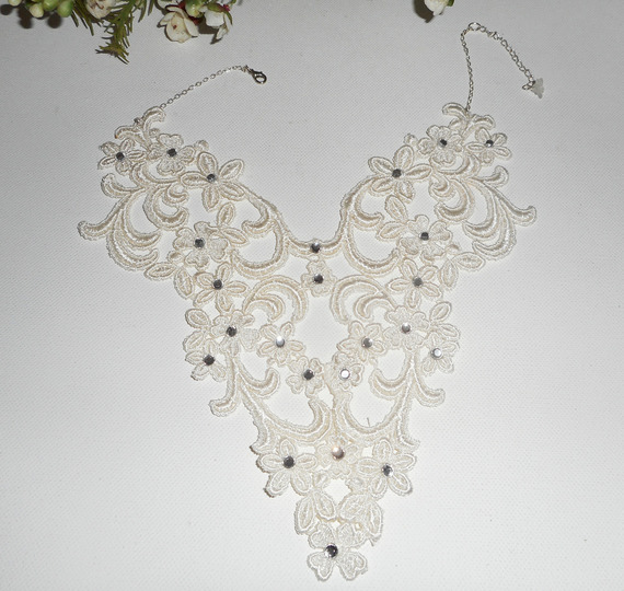 Colar Cerimonial com padrão arabesco e flores com cristal Swarovski