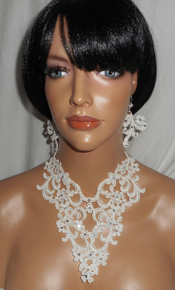 Colar Cerimonial com padrão arabesco e flores com cristal Swarovski