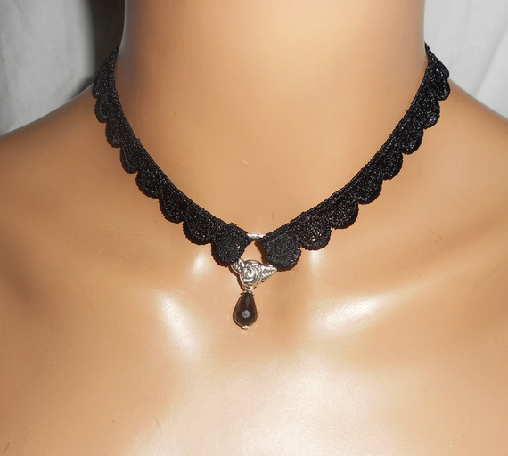 Colar de renda preta com gota de cristal boémio