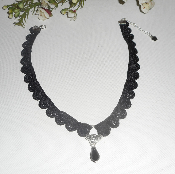 Colar de renda preta com gota de cristal boémio