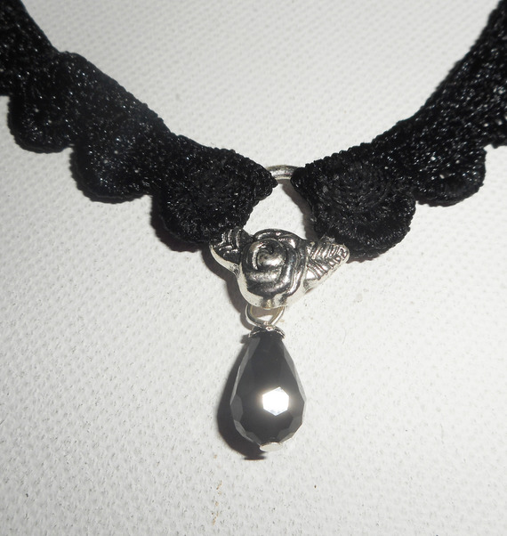 Colar de renda preta com gota de cristal boémio
