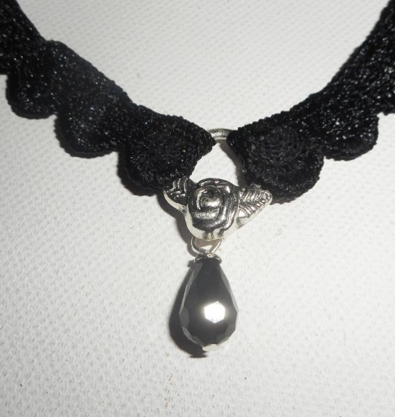 Colar de renda preta com gota de cristal boémio